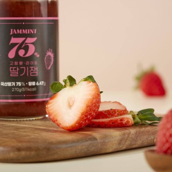 75% high-content light strawberry jam Sweet & rich strawberry flavor made with fruit spreadable texture breakfast jam