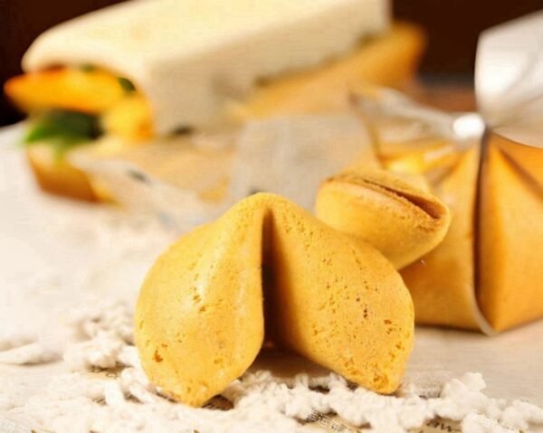 Asian Snacks Hot Selling Fortune Biscuits with Different Fun Meaningful Text Exotic Snacks Custom Sweet Cookies 100g